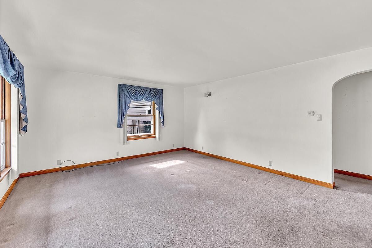 1040 Lincoln Dr W West Bend, WI 53095 - Thumbnail 4