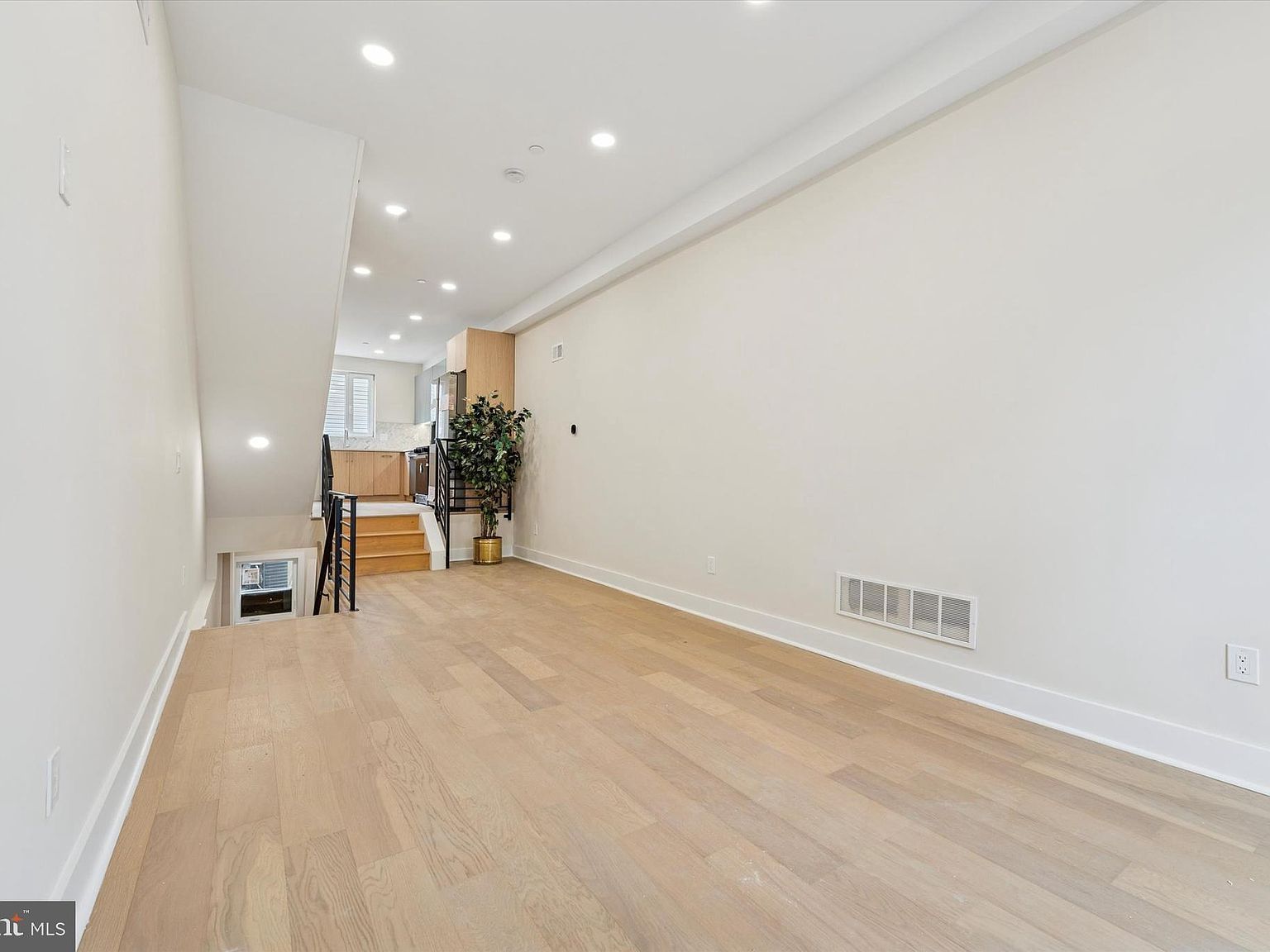 2440 E Harold St Philadelphia, PA 19125 - Thumbnail 4