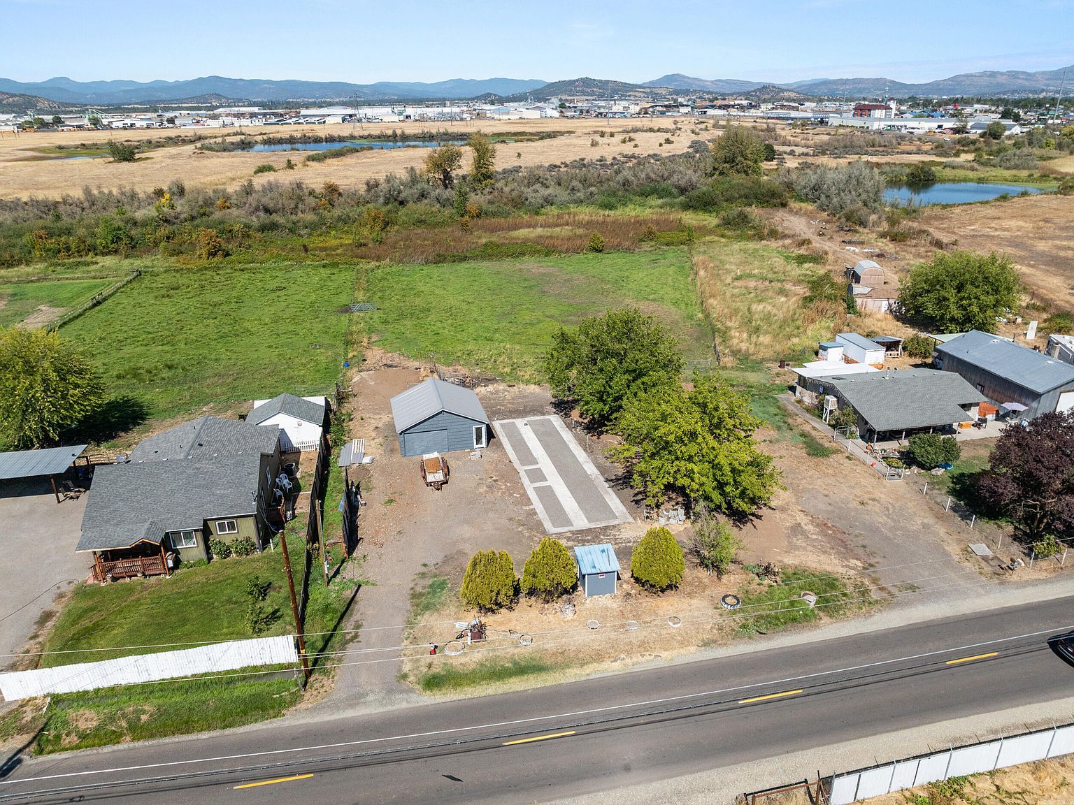 1729 E Gregory Rd Central Point, OR 97502 - Thumbnail 4