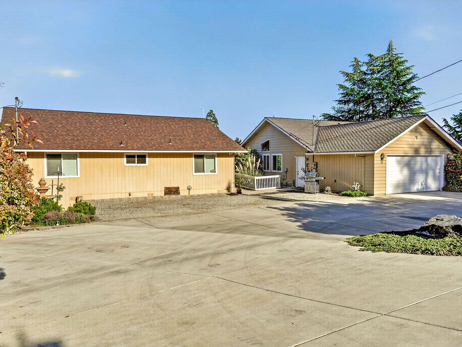 2244 Hillside Dr Central Point, OR 97502 - Thumbnail 4