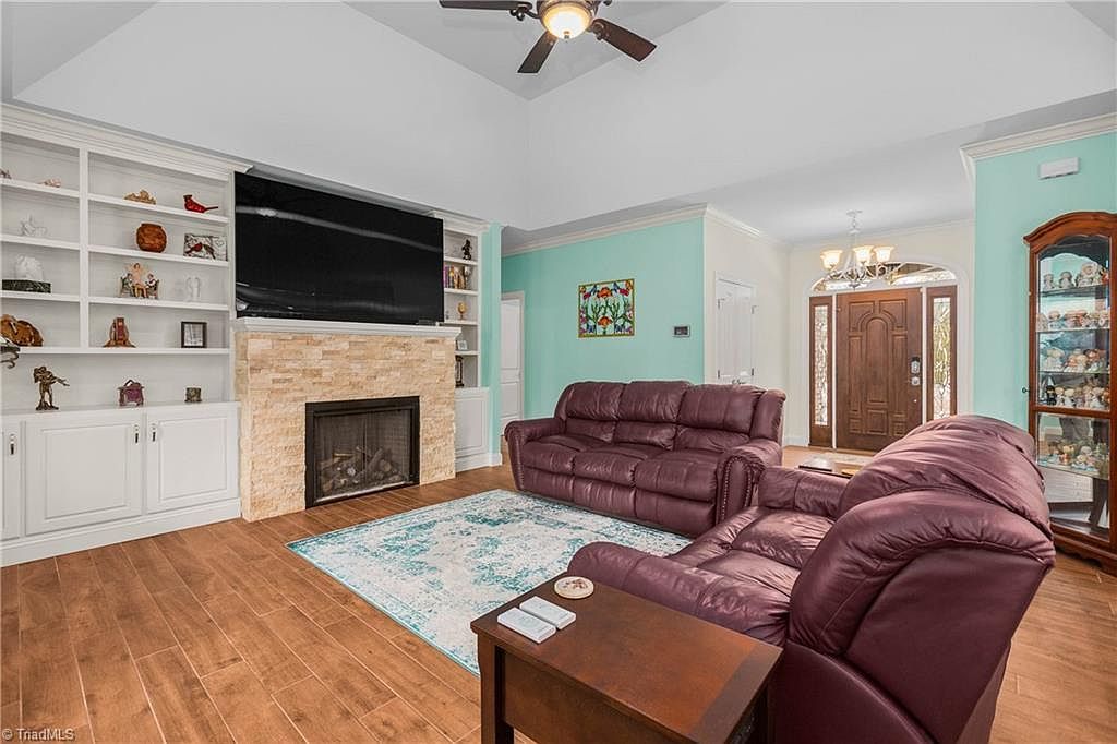 153 Woodridge Dr Mount Airy, NC 27030 - Thumbnail 4