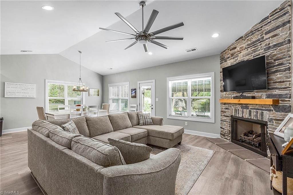 341 N Peace Haven Rd Winston Salem, NC 27104 - Thumbnail 4