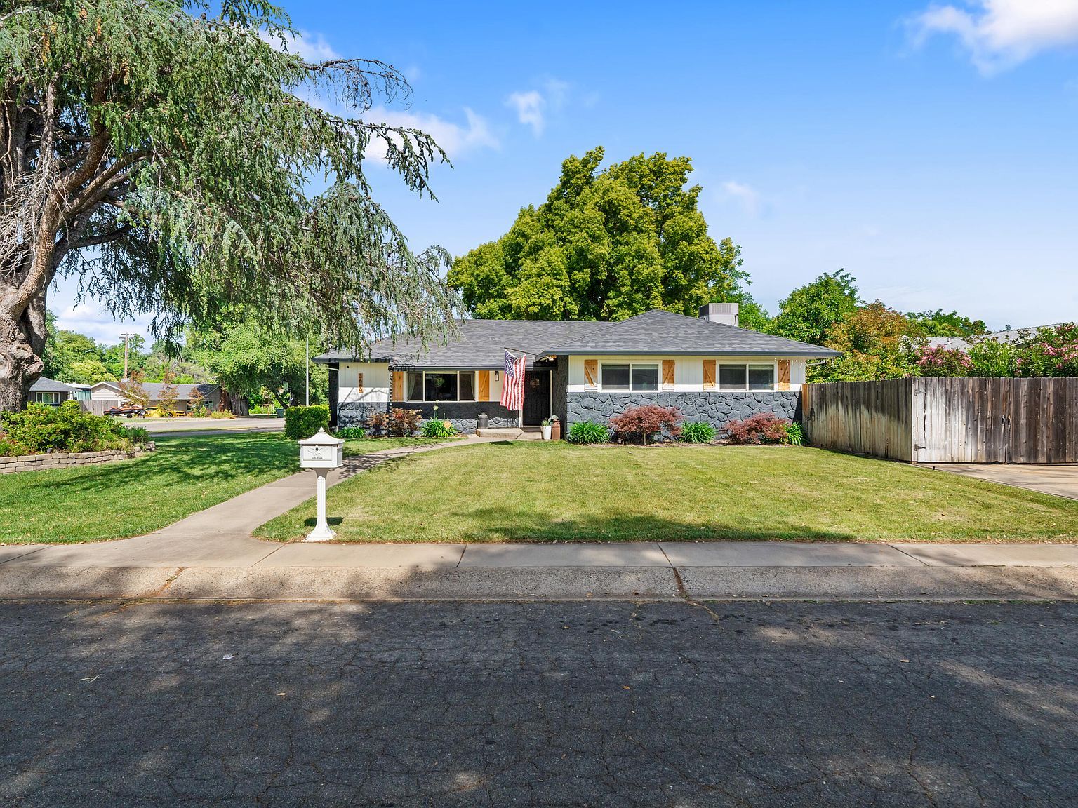 3689 Suzanne Way Redding, CA 96002 - Thumbnail 4