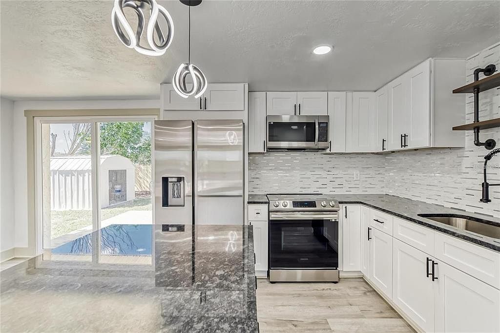 1300 Melonwood Ave Clearwater, FL 33759 - Thumbnail 4
