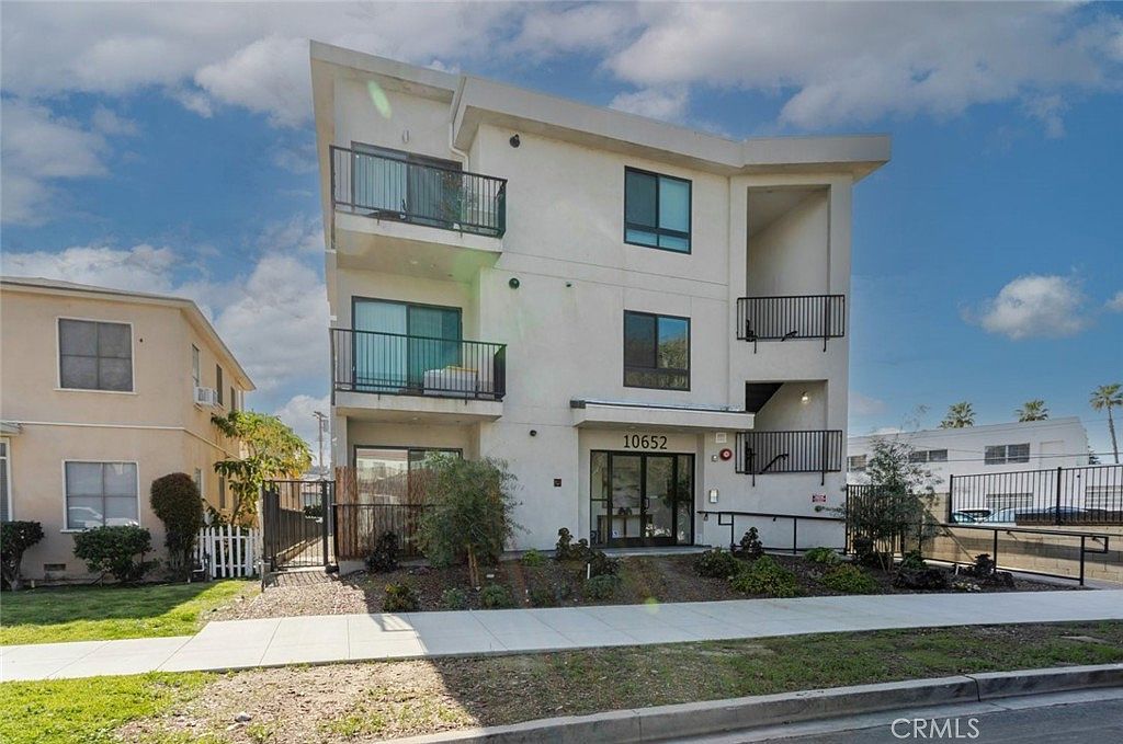 10652 Whipple St North Hollywood, CA 91602 - Thumbnail 4