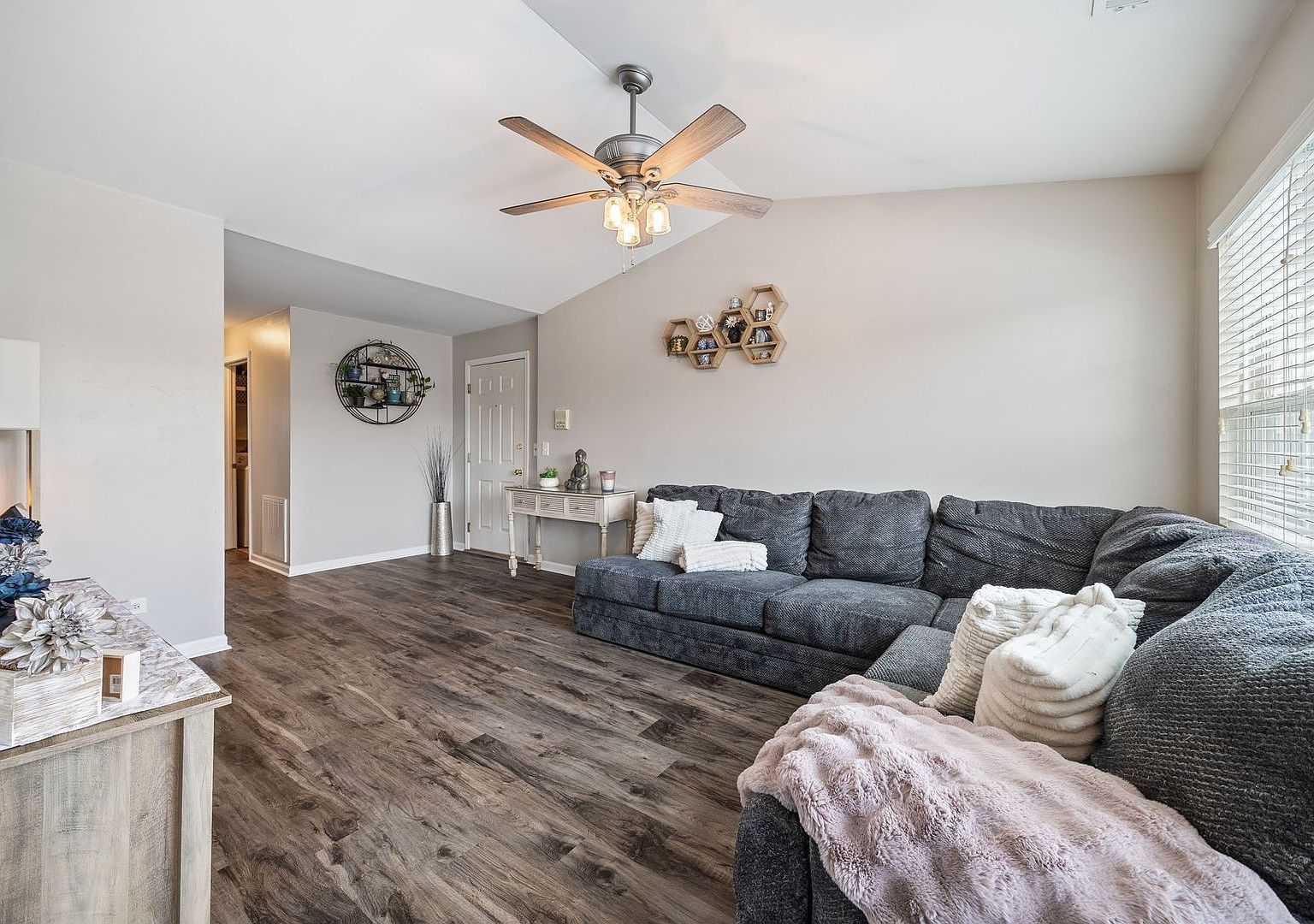 1281 N Red Oak Cir UNIT 3 Round Lake Beach, IL 60073 - Thumbnail 4