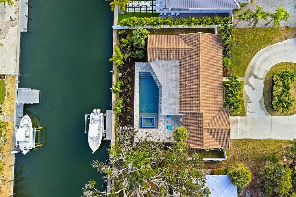 611 Dundee Ln Holmes Beach, FL 34217 - Thumbnail 4