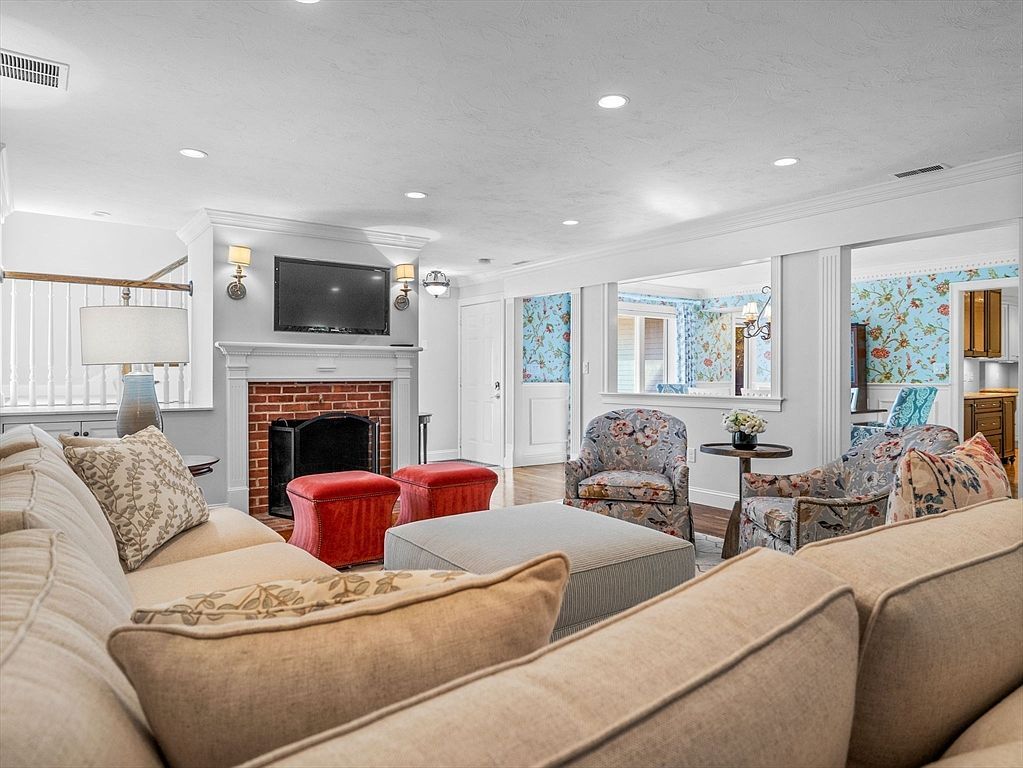 4 Farmer Rd UNIT 4 Milton, MA 02186 - Thumbnail 4