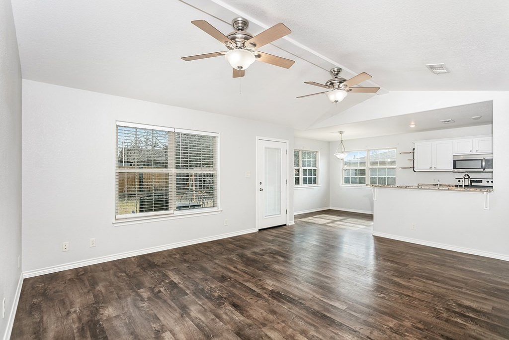 211 Green Oaks Loop Fredericksburg, TX 78624 - Thumbnail 4