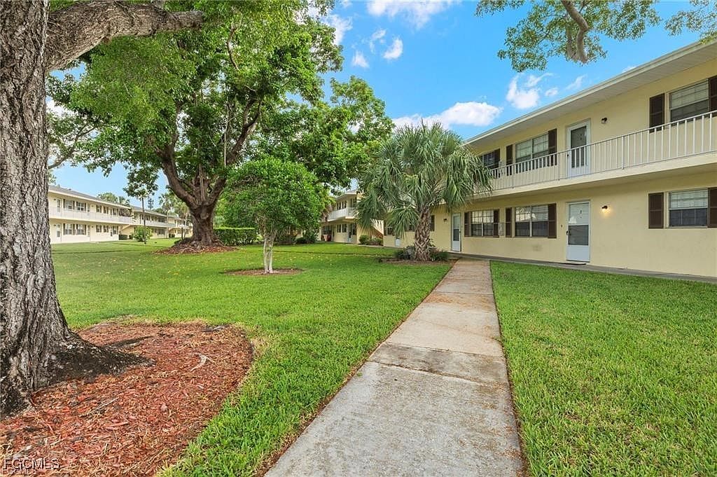 3325 Airport Rd N APT T6 Naples, FL 34105 - Thumbnail 4