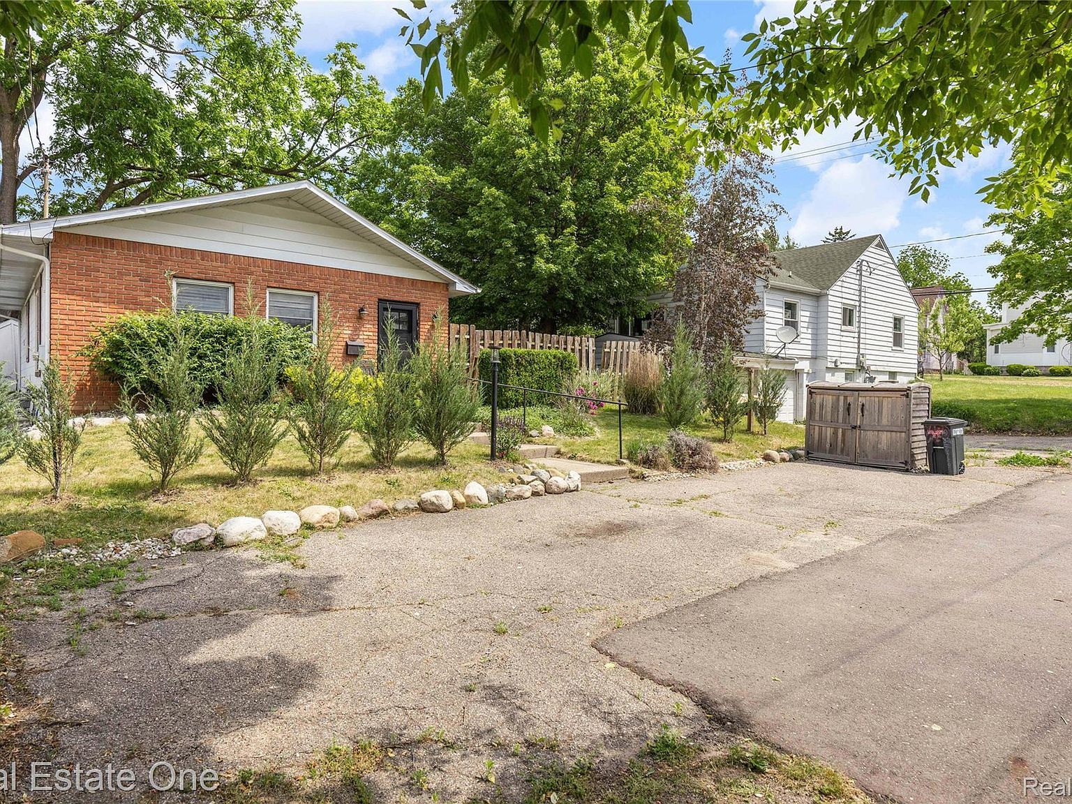 225 1st St Fenton, MI 48430 - Thumbnail 4