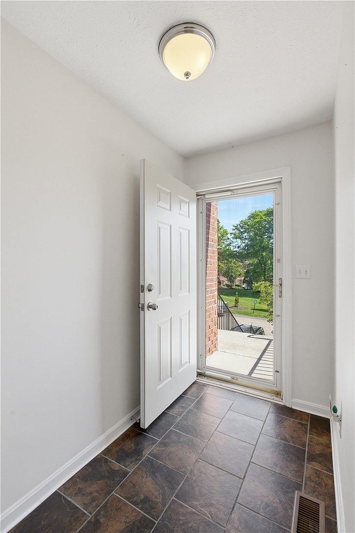 402 Berrington Ct Bethel Park, PA 15102 - Thumbnail 4