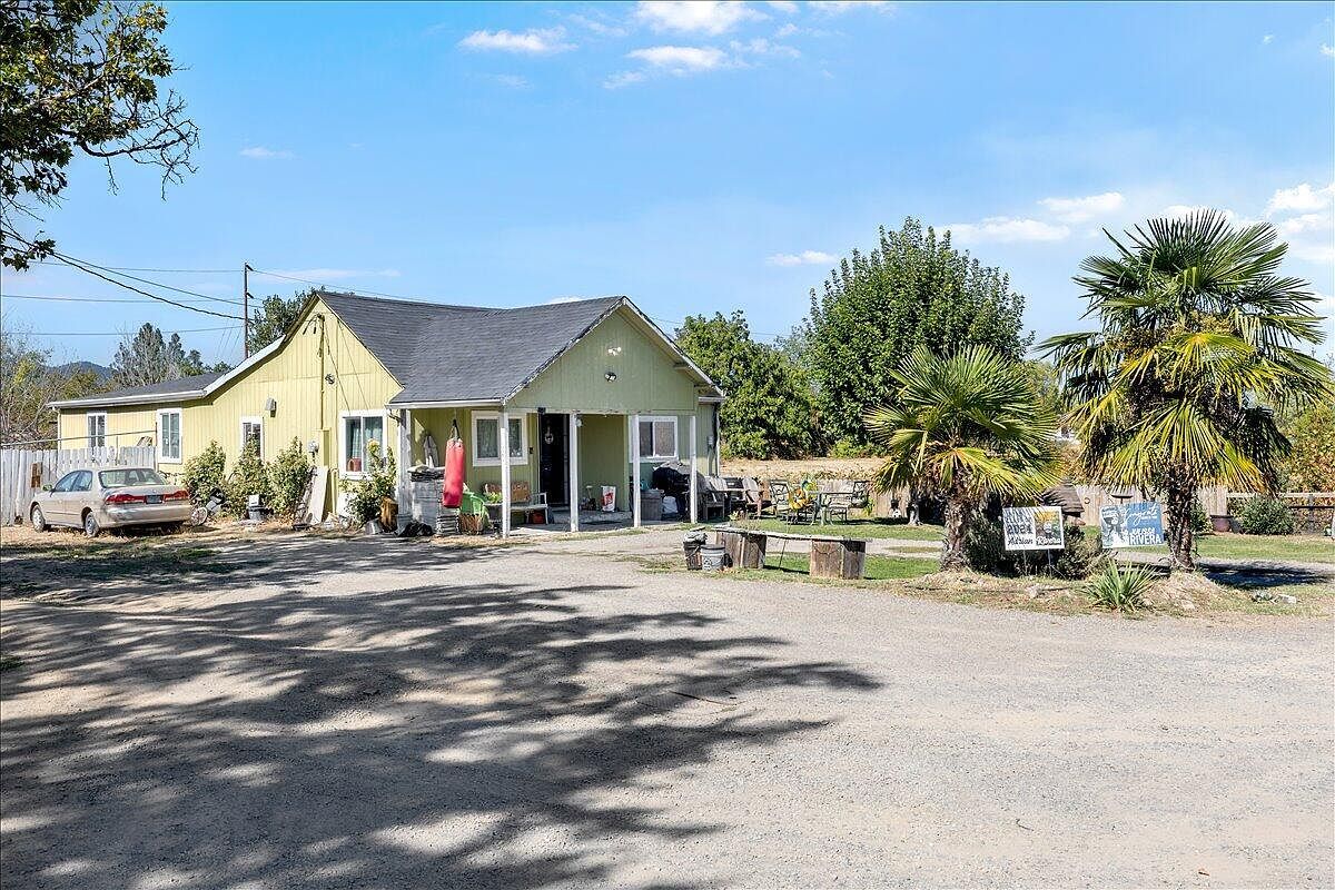 1129 Pinecroft Ave Medford, OR 97501 - Thumbnail 4