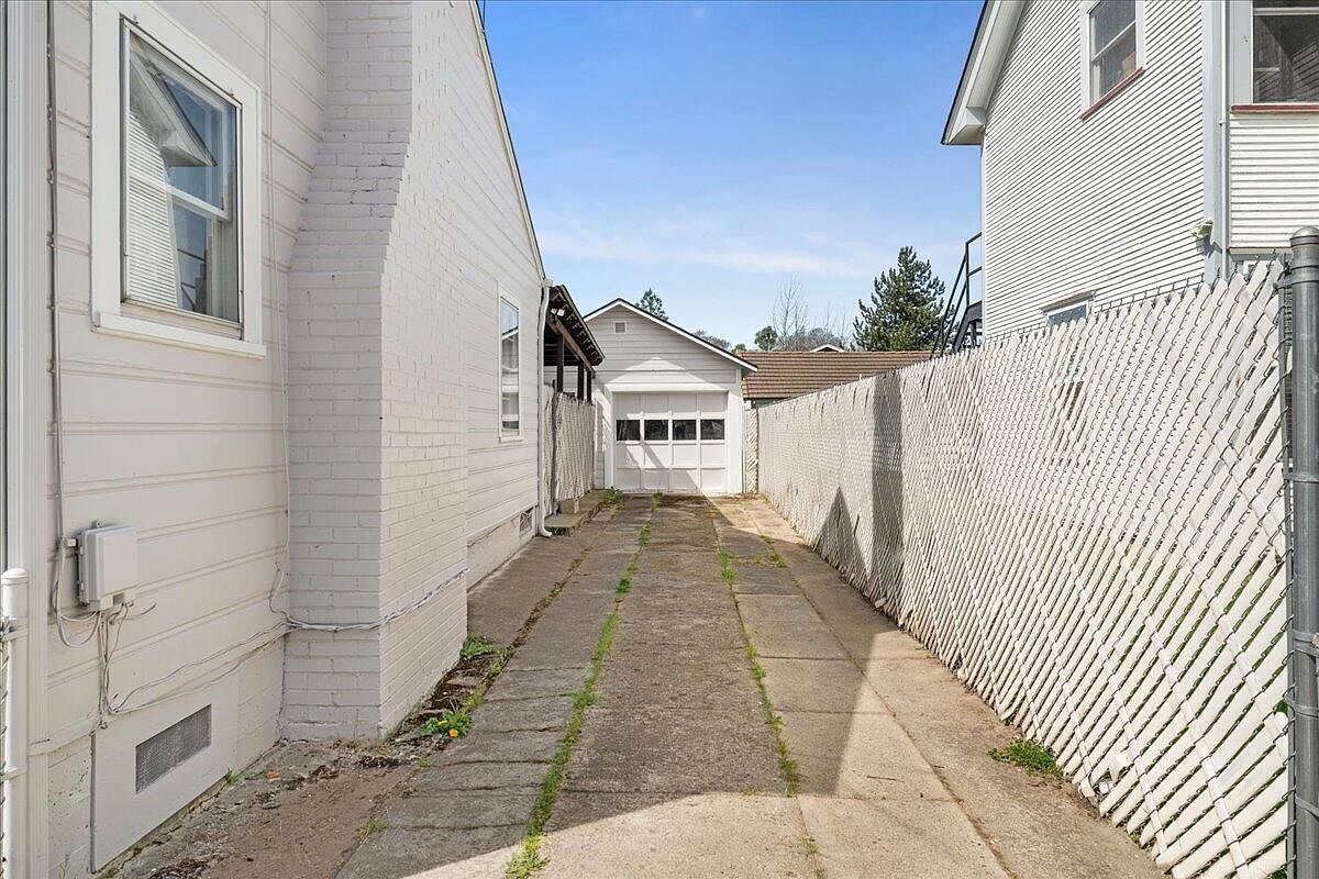 406 Newtown St Medford, OR 97501 - Thumbnail 4