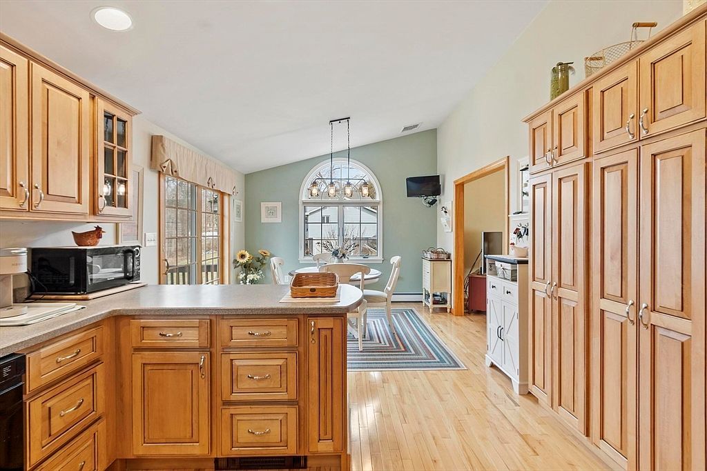 20 Hood Rd Tewksbury, MA 01876 - Thumbnail 4