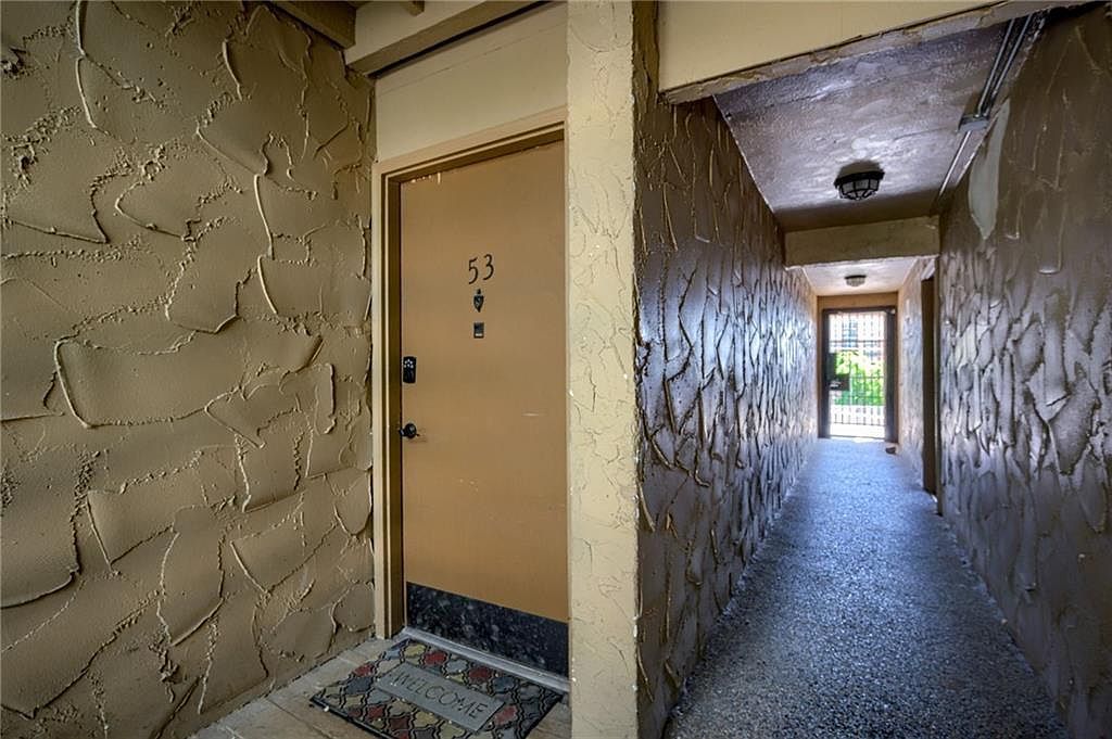 4727 Jarboe St APT 53 Kansas City, MO 64112 - Thumbnail 4