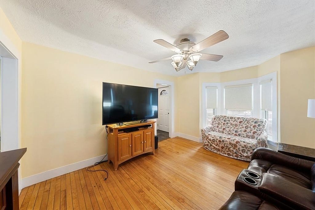 28 Everett St Woburn, MA 01801 - Thumbnail 4