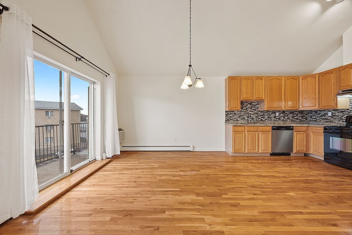 10 Pennyfield Ave APT 5C Bronx, NY 10465 - Thumbnail 4