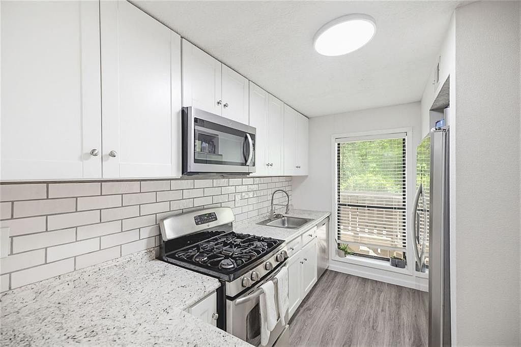703 Woodcliff Dr Sandy Springs, GA 30350 - Thumbnail 4
