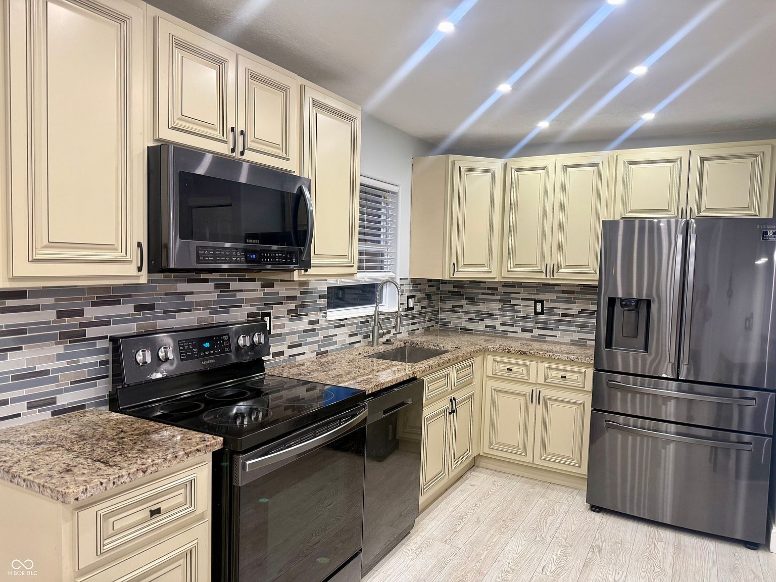 9530 N Park Ave Indianapolis, IN 46240 - Thumbnail 4