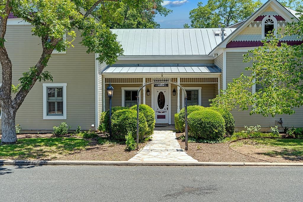 308 E Travis St Fredericksburg, TX 78624 - Thumbnail 4