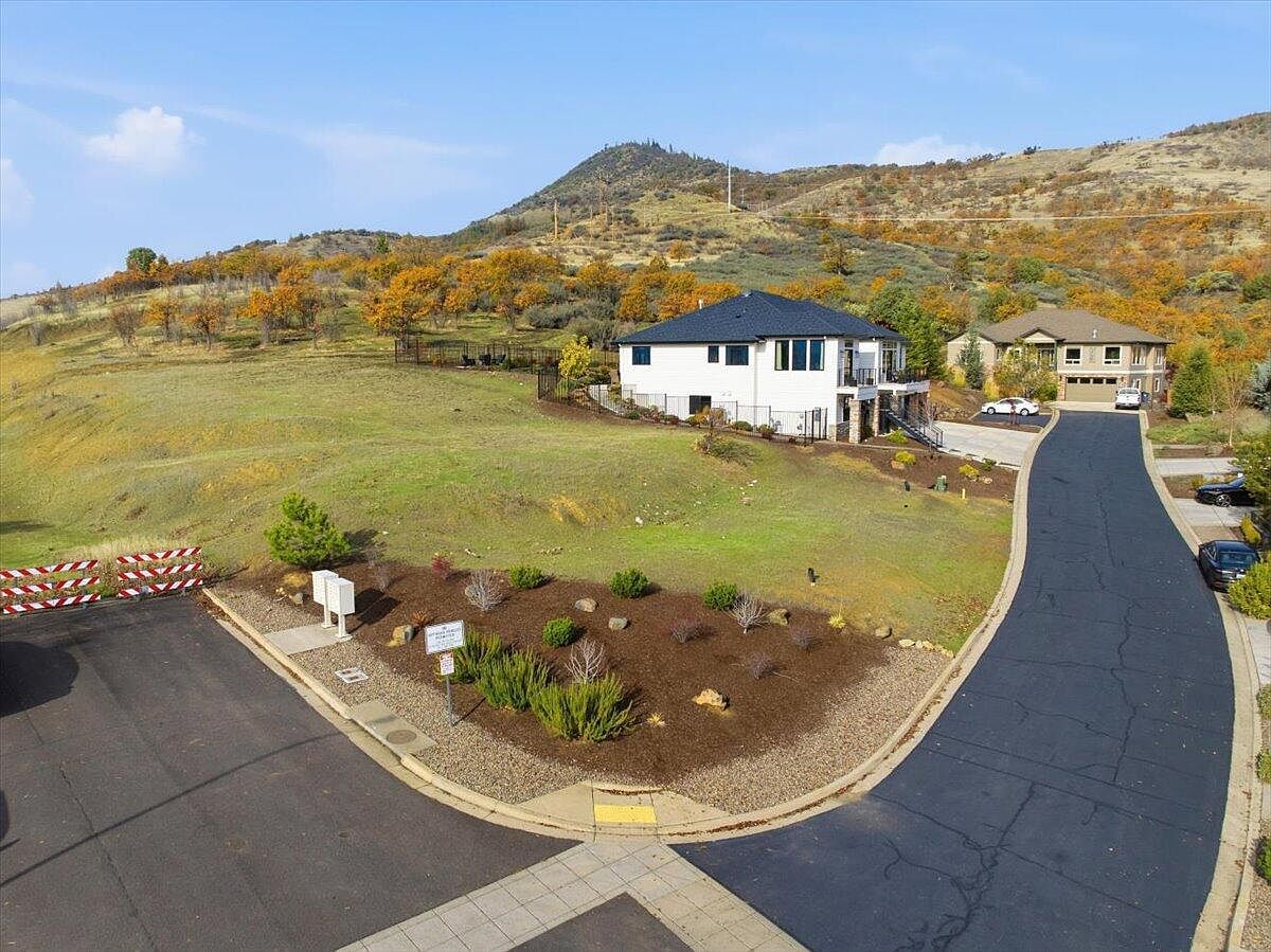 5726 Cherry Ln Medford, OR 97504 - Thumbnail 4