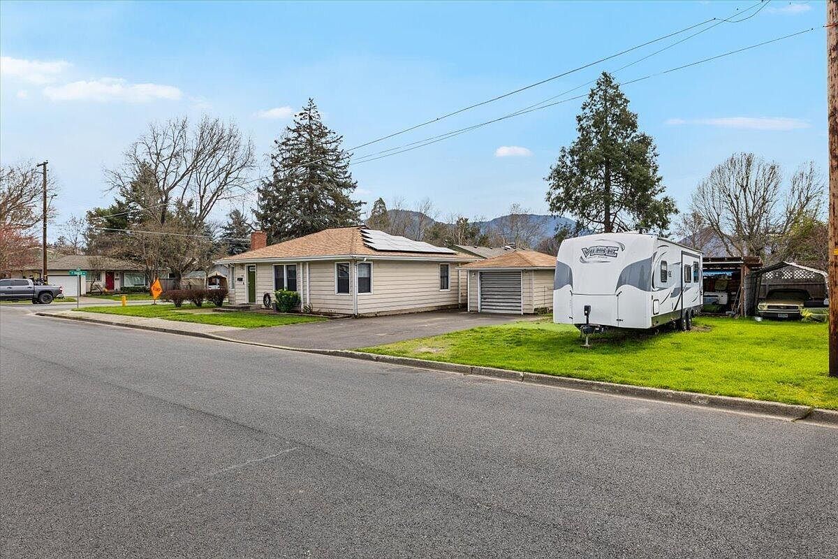 442 NE Baker Dr Grants Pass, OR 97526 - Thumbnail 4