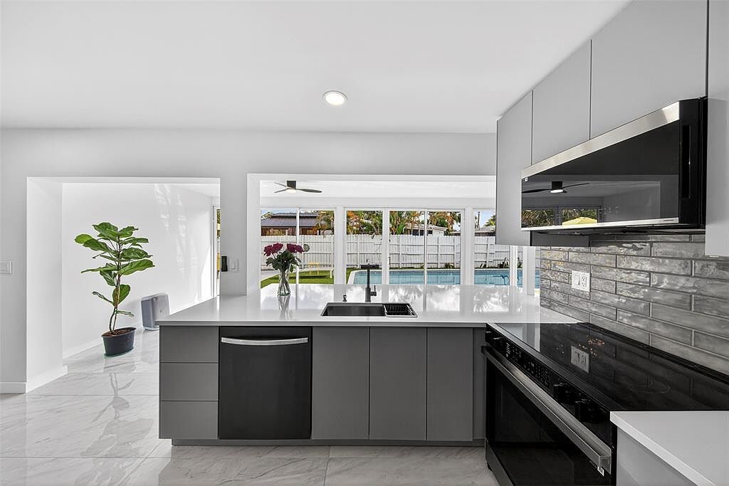 4390 NW 38th Ave Lauderdale Lakes, FL 33309 - Thumbnail 4