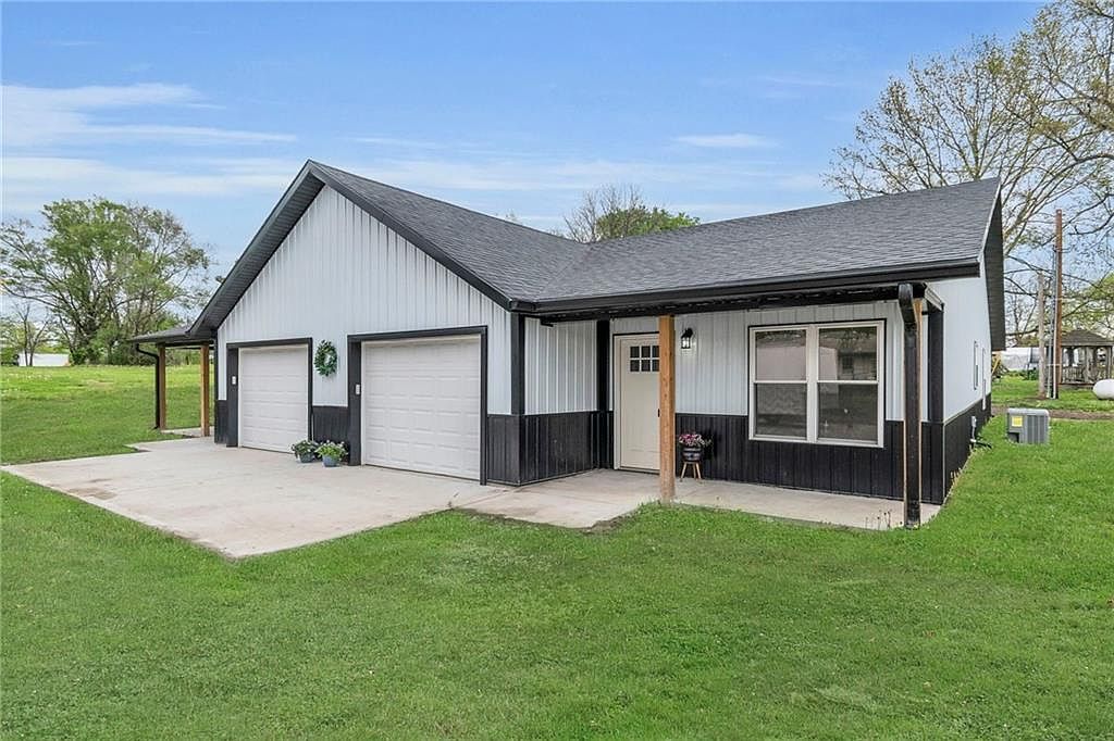 511 W McGaughy St Hamilton, MO 64644 - Thumbnail 4