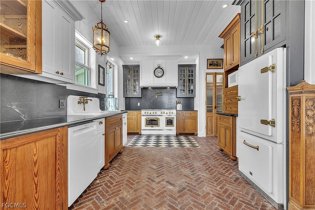 8241 Main St Bokeelia, FL 33922 - Thumbnail 4