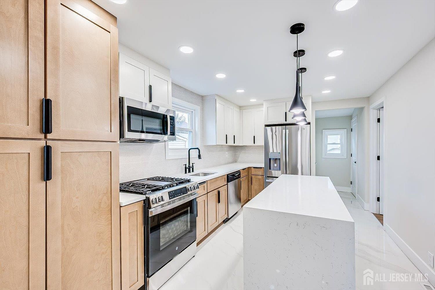 237 Mawbey St Woodbridge, NJ 07095 - Thumbnail 4