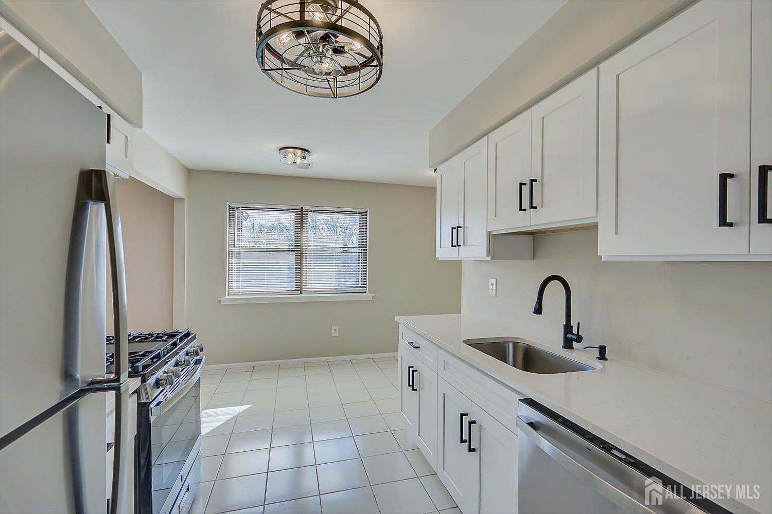 305 Sharon Garden Ct Woodbridge, NJ 07095 - Thumbnail 4