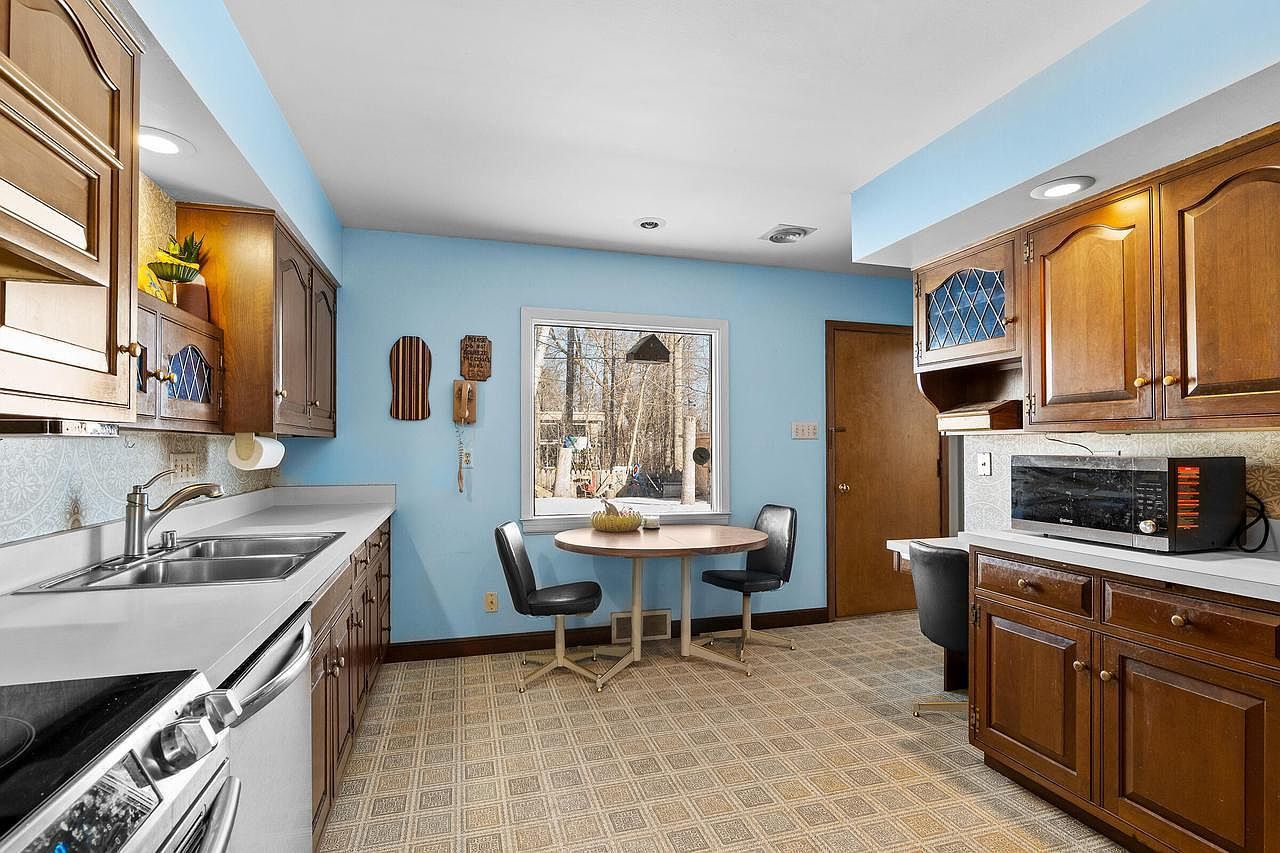 2112 Markham St Manitowoc, WI 54220 - Thumbnail 4