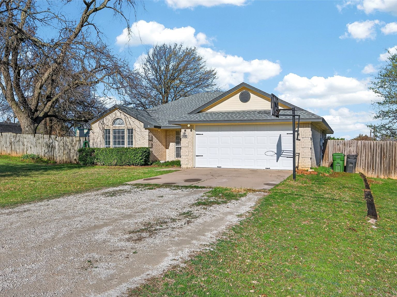 420 Robert Dr Springtown, TX 76082 - Thumbnail 4