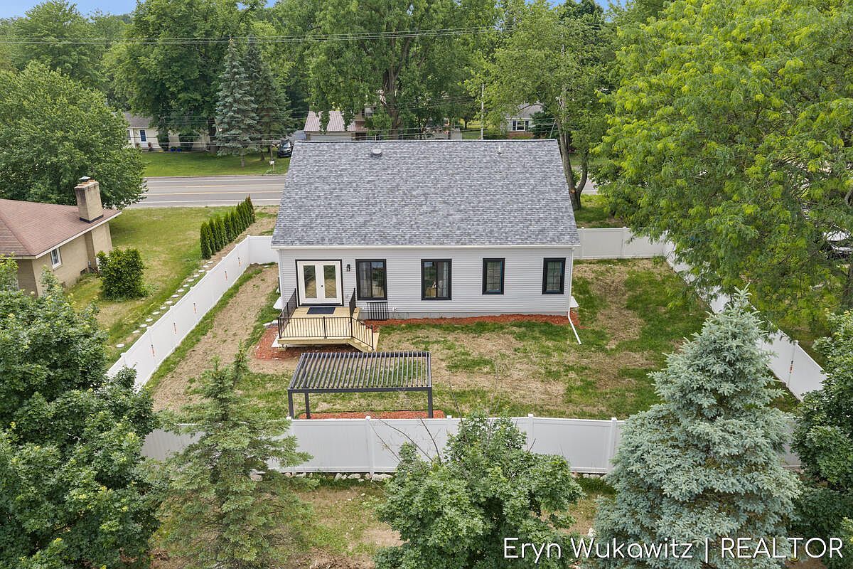 409-6 Mile Rd NW Comstock Park, MI 49321 - Thumbnail 4
