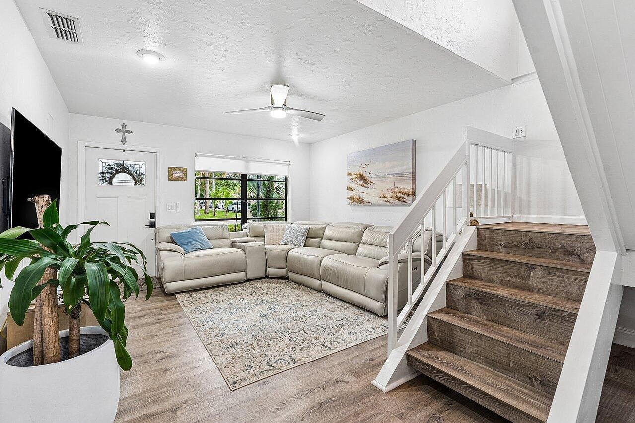2101 N Palm Cir North Palm Beach, FL 33408 - Thumbnail 4