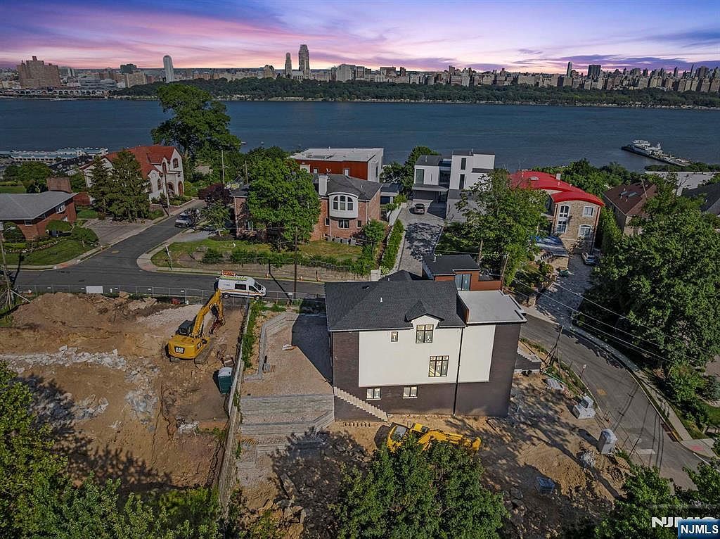 61 Edgewater Rd Cliffside Park, NJ 07010 - Thumbnail 4