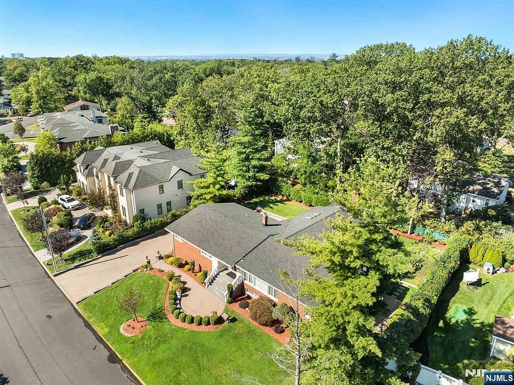662 Summit St Englewood Cliffs, NJ 07632 - Thumbnail 4