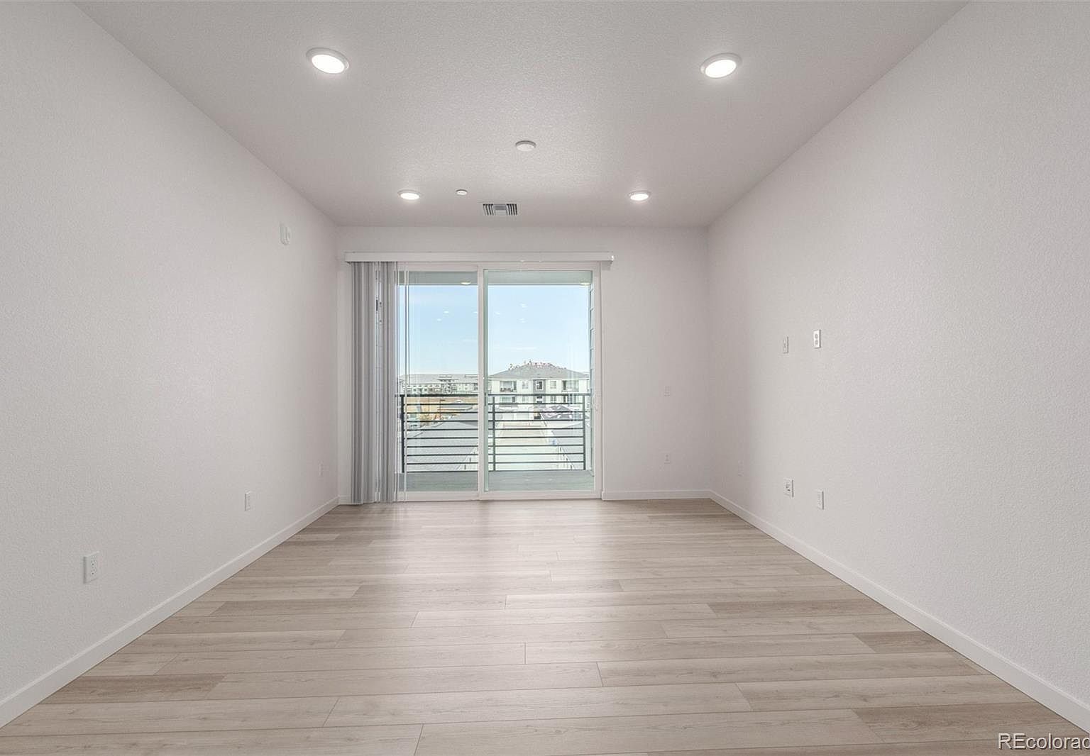 6153 N Ceylon St Building 3-303 Denver, CO 80249 - Thumbnail 4