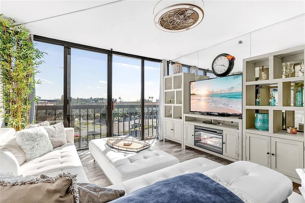 255 Dolphin Poin APT 407 Clearwater Beach, FL 33767 - Thumbnail 4