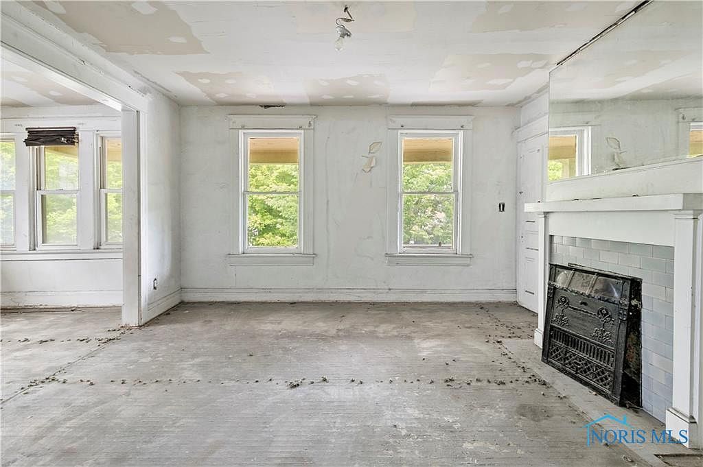 2360 Maplewood Ave Toledo, OH 43620 - Thumbnail 4