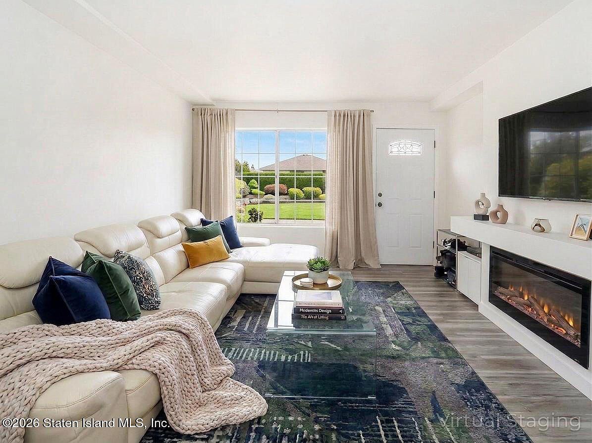 61 Daffodil Ln Staten Island, NY 10314 - Thumbnail 4