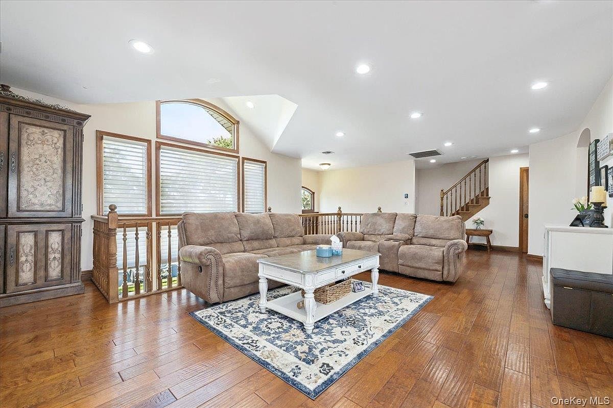 405 Club Ct Oceanside, NY 11572 - Thumbnail 4