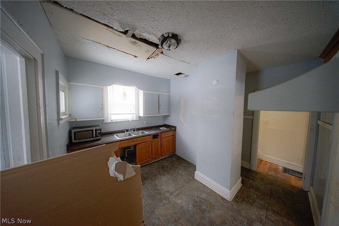 1335 Hampton Rd East Cleveland, OH 44112 - Thumbnail 4