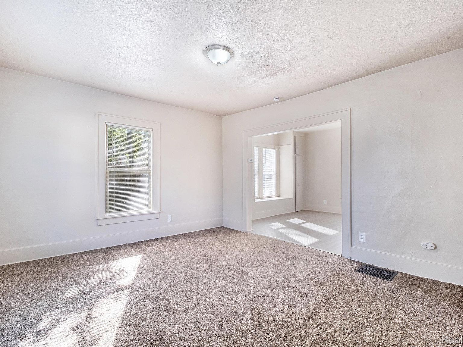 35 Clarence St Pontiac, MI 48342 - Thumbnail 4