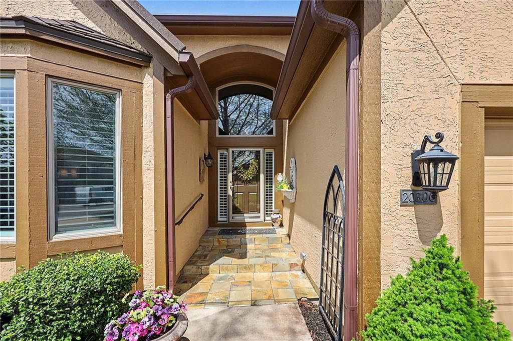 20306 W 99th Ter Lenexa, KS 66220 - Thumbnail 4