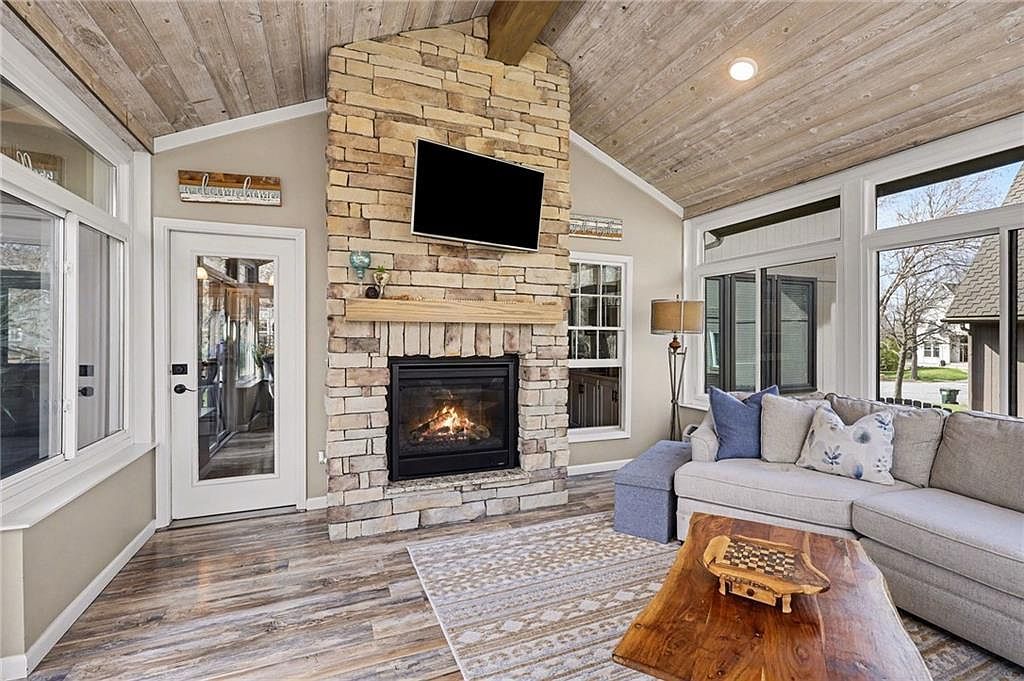 5420 W 132nd Ter Overland Park, KS 66209 - Thumbnail 4