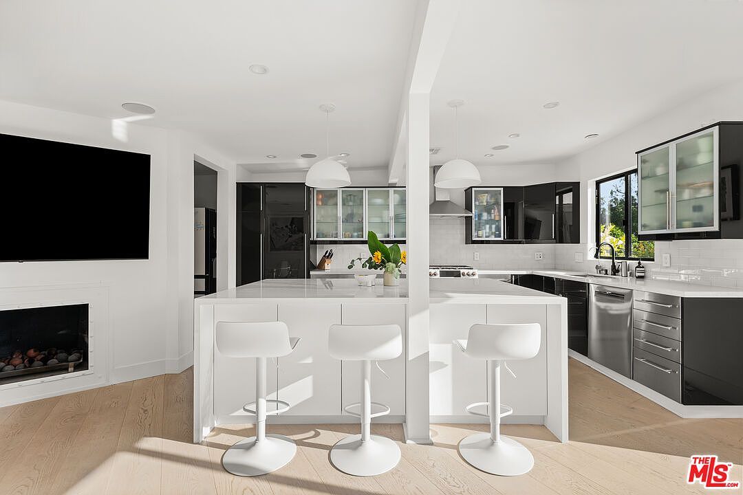 2767 La Cuesta Dr Los Angeles, CA 90046 - Thumbnail 4