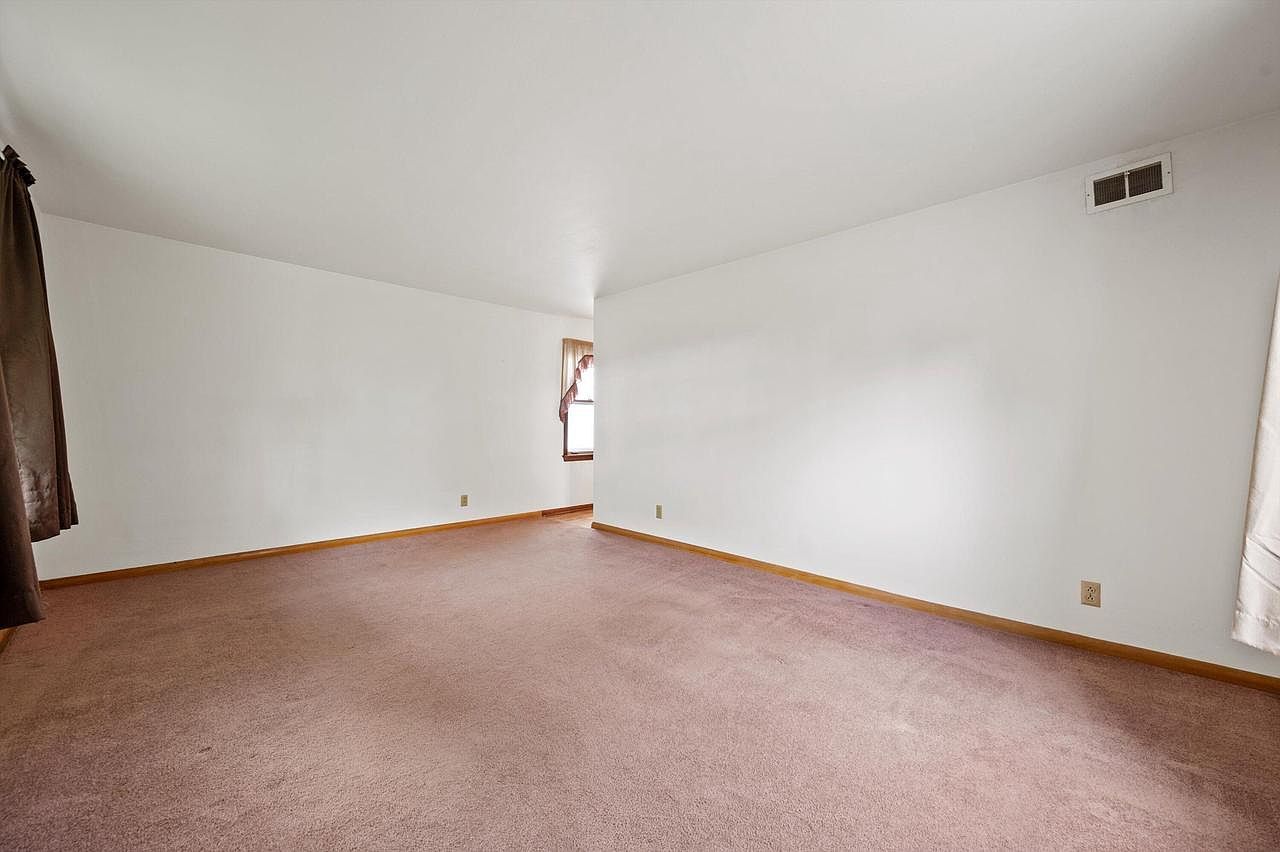 11126 W Freistadt Rd Mequon, WI 53097 - Thumbnail 4