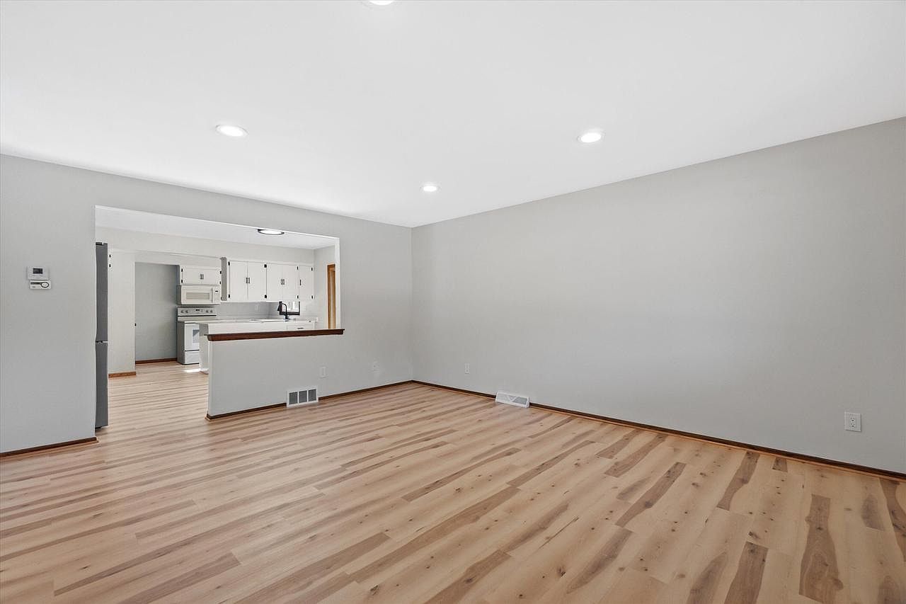 8150 S 88th St Franklin, WI 53132 - Thumbnail 4